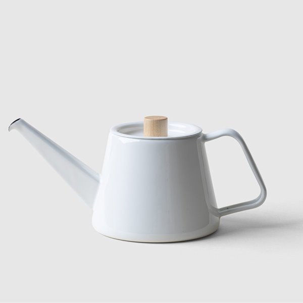 Tetera blanca con tapa de madera de la nueva tienda de Marie Kondo Kon Mari