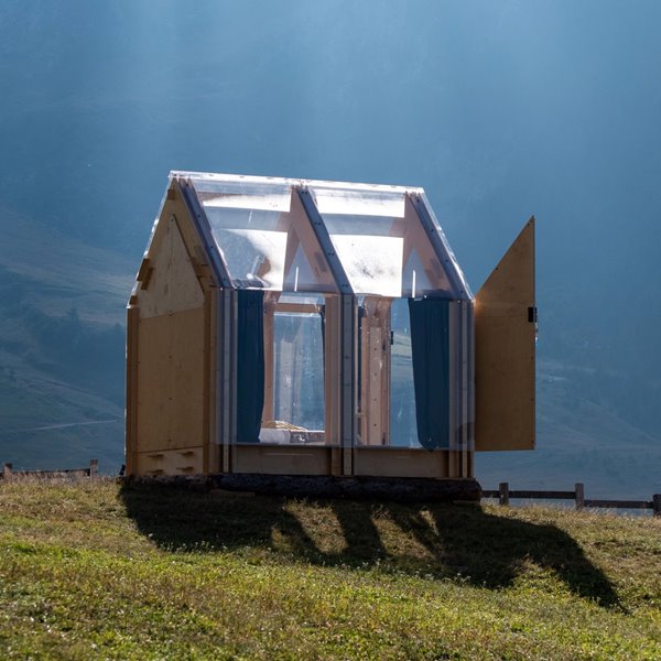 Esta cabaña para dormir bajo las estrellas se monta en 2 horas