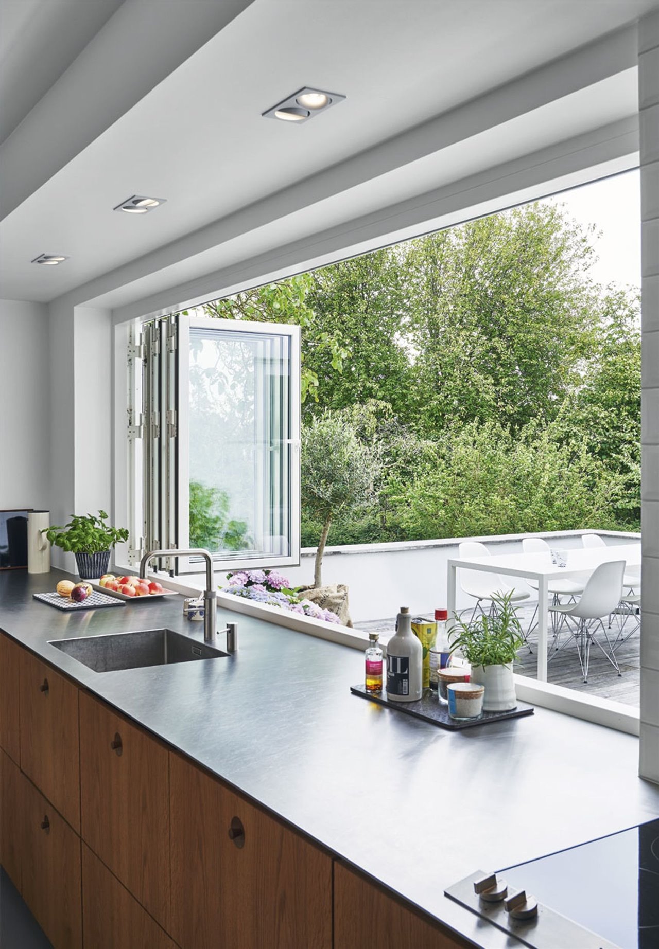 Para eliminar el radón en el interior de casa basta con un simple gesto, abrir ventanas para que la ventilación airee los espacios y elimine cualquier resto de este material nocivo.