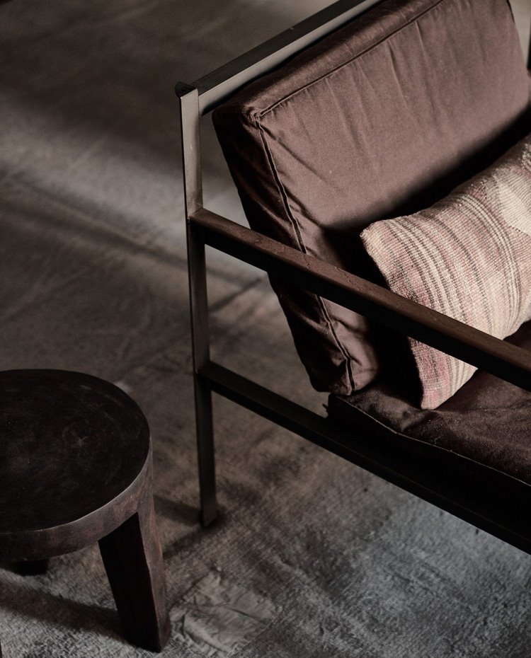 Taburete y butaca de madera en tonos marrón oscuro