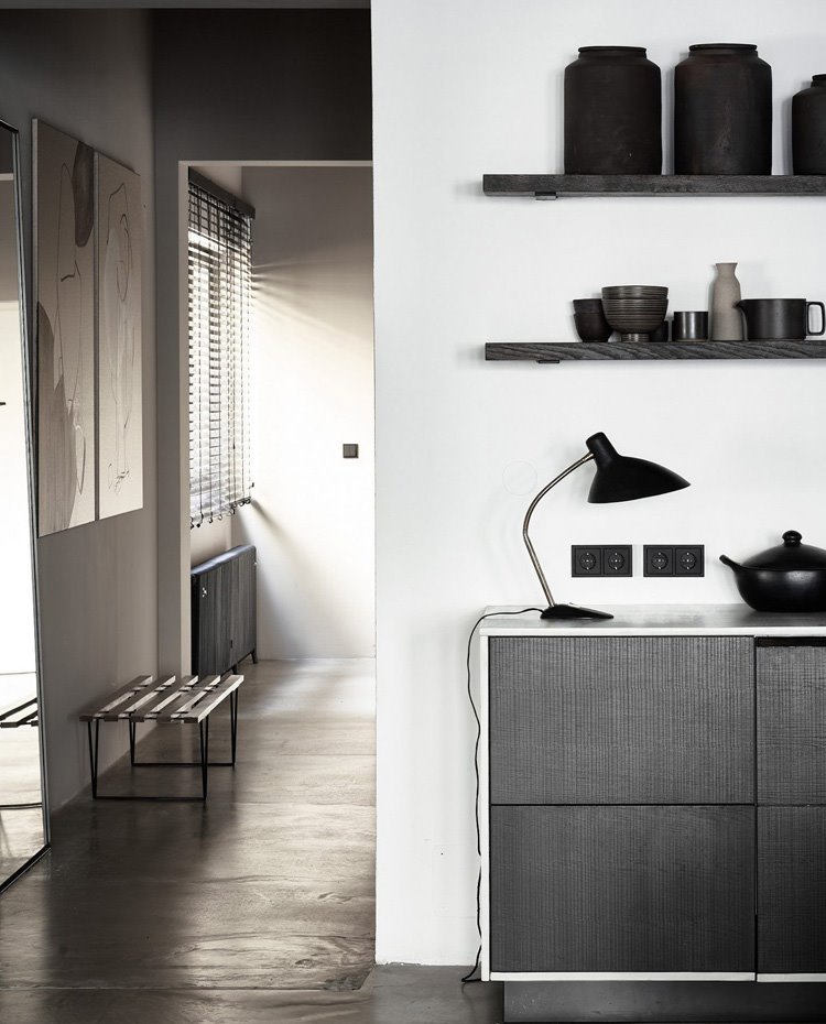 Zona de paso hacia comedor, con mueble en blanco y wengué, baldas de madera con vajilla 
