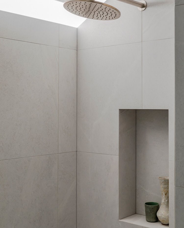 Hornacina en pared de ducha, grifería cromada en pared