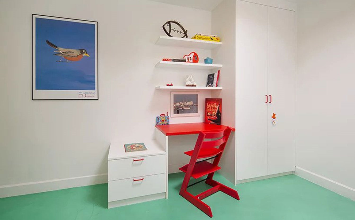 Dormitorio infantil con suelo vinílico en verde y detalles en rojo