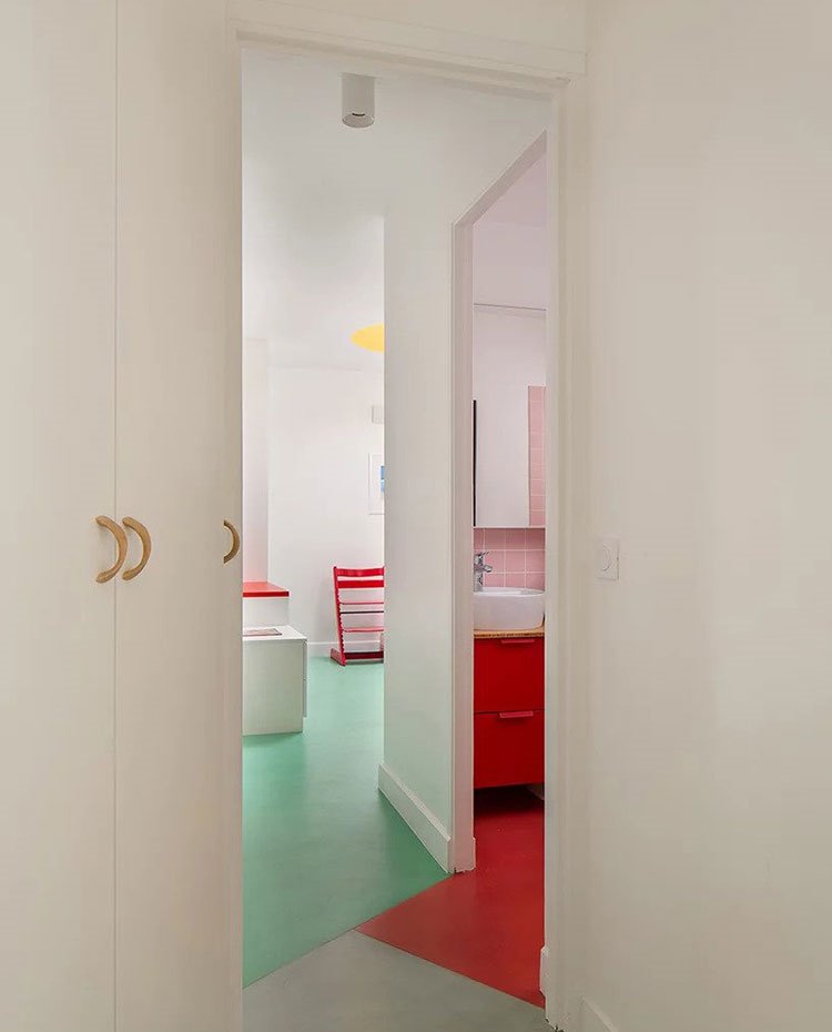 Zona de paso con combinación de suelo vinílico en diferentes colores