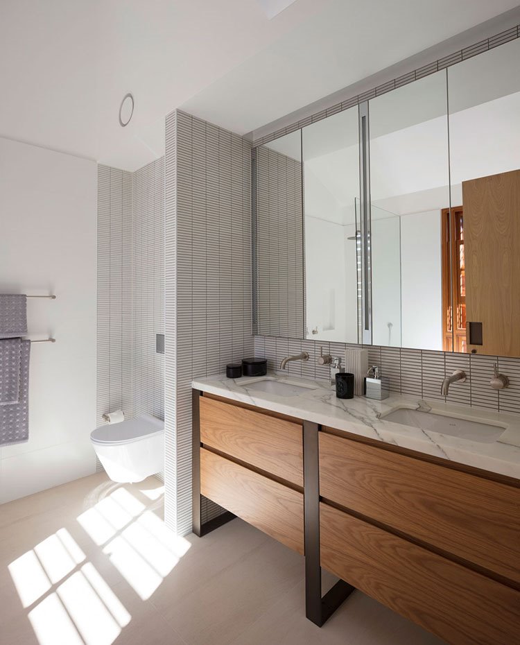 Cuarto de baño con mueble bajo de madra y acero, encimera de mármol