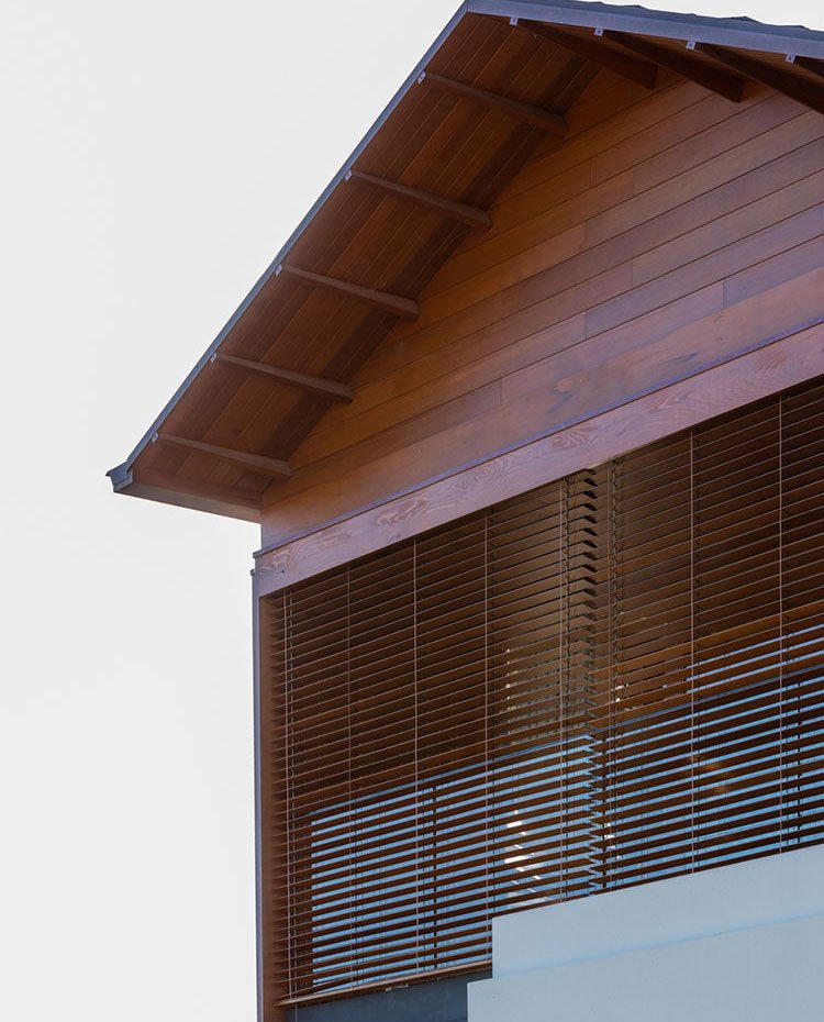 Detalle cubierta a dos aguas con revestimiento exterior en madera
