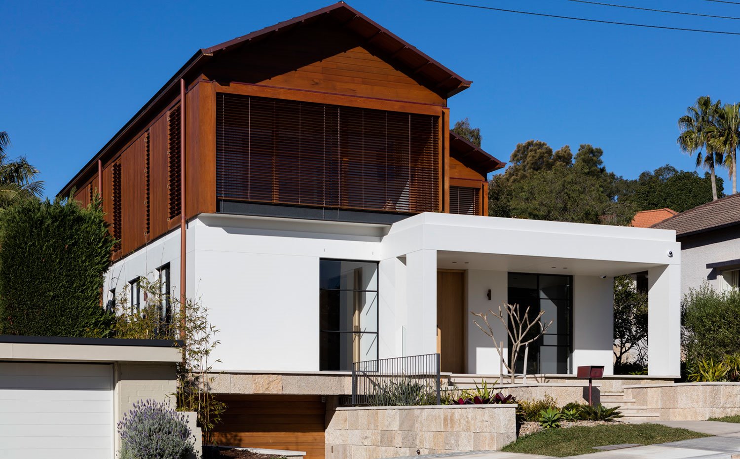 Exterior de vivienda con dos módulos superiores con techos a dos aguas