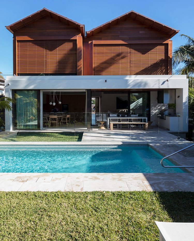 Vista frontal de la parte trasera de la vivienda con jardín y piscina