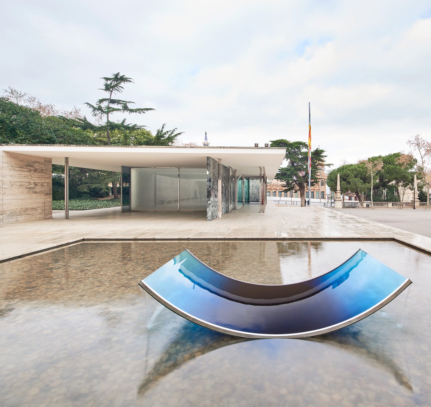 1 NOFEAROFGLASS intervencion de Sabine Marcelis en el pabellon Barcelona de Mies van der Rohe