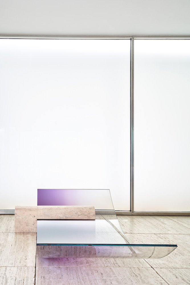 10 NOFEAROFGLASS  intervencion de Sabine Marcelis en el pabellon BArcelona de Mies van der Rohe 