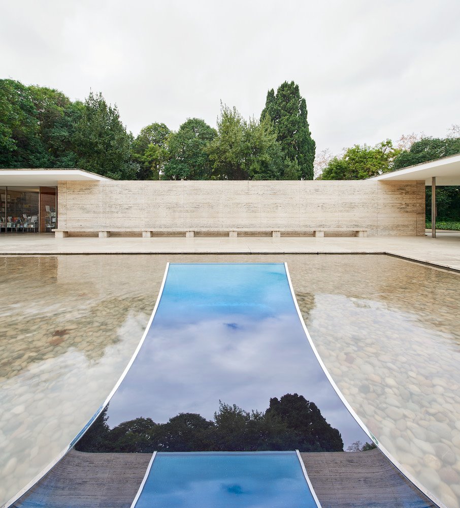 2 NOFEAROFGLASS exposicion de Sabine Marcelis en el pabellon barcelona de Mies van der Rohe 