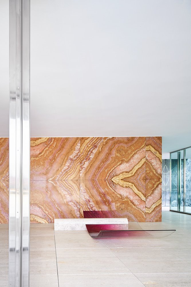 3 NOFEAROFGLASS intervencion de Sabine Marcelis en el pabellon Barcelona de Mies van der Rohe 
