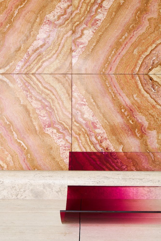 4 NOFEAROFGLASS intevencion de Sabine Marcelis en el pabellon Barcelona de Mies van der Rohe 