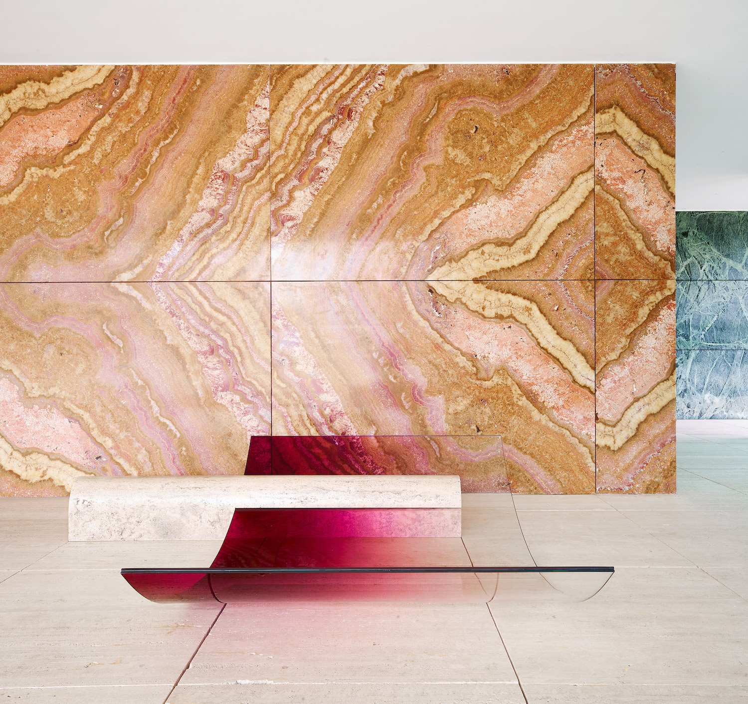 5 NOFEAROFGLASS  intervencion de Sabine Marcelis en el pabellon BArcelona de Mies van der Rohe 