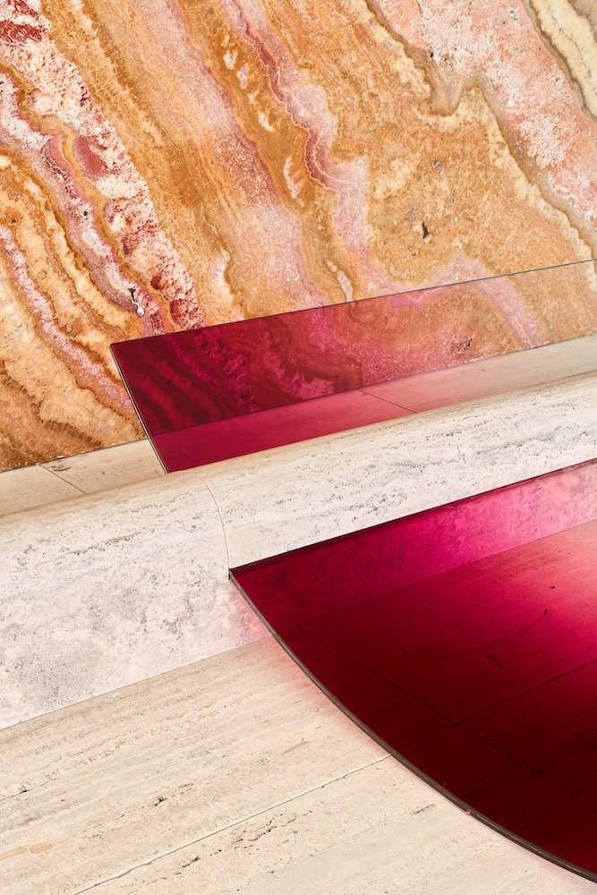 6 NOFEAROFGLASS  intervencion de Sabine Marcelis en el pabellon BArcelona de Mies van der Rohe 
