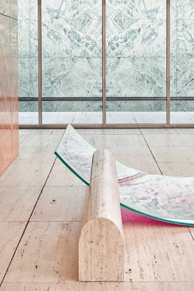7 NOFEAROFGLASS  intervencion de Sabine Marcelis en el pabellon BArcelona de Mies van der Rohe 