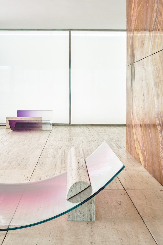 8 NOFEAROFGLASS  intervencion de Sabine Marcelis en el pabellon BArcelona de Mies van der Rohe 