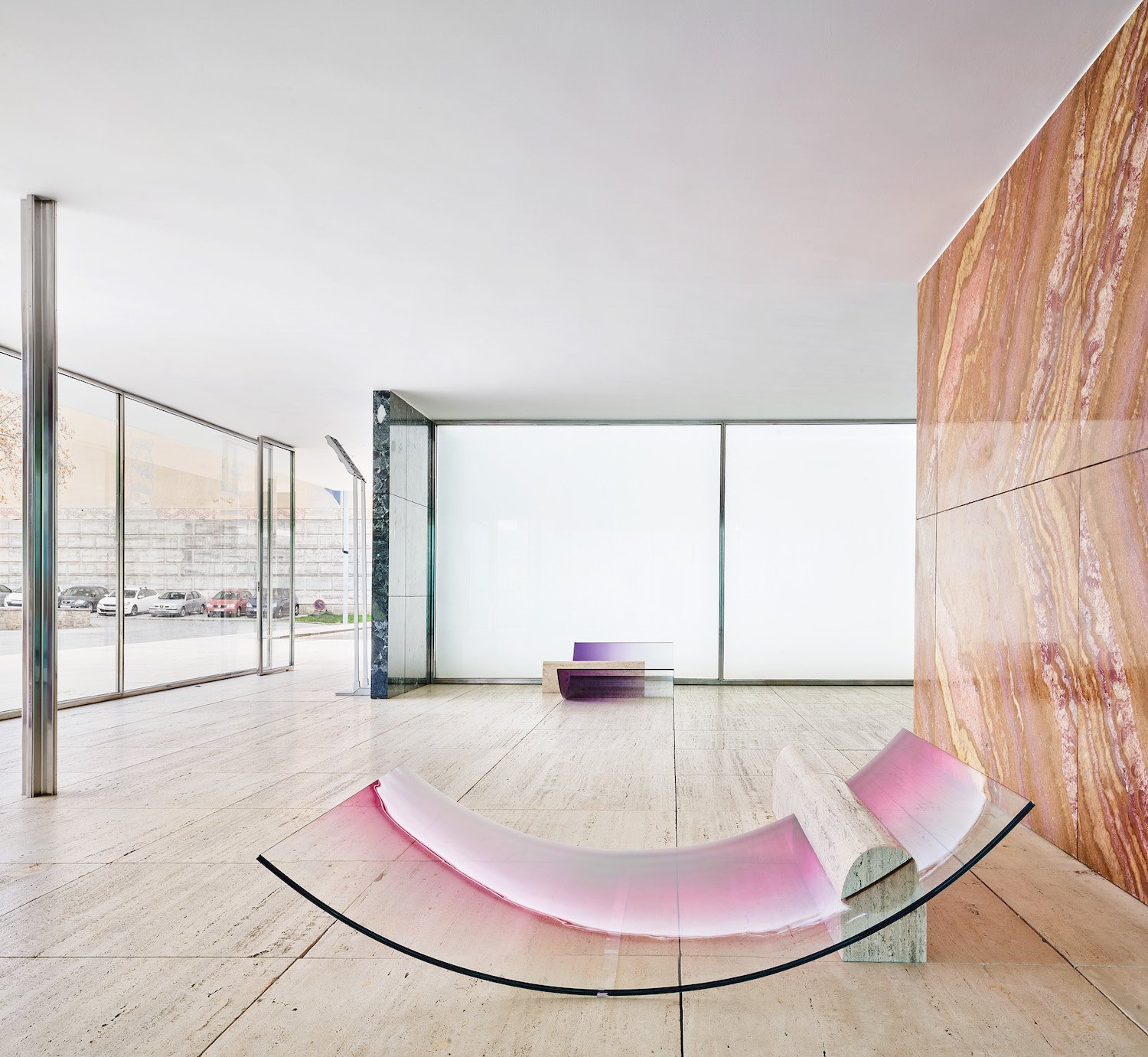 9 NOFEAROFGLASS  intervencion de Sabine Marcelis en el pabellon BArcelona de Mies van der Rohe 