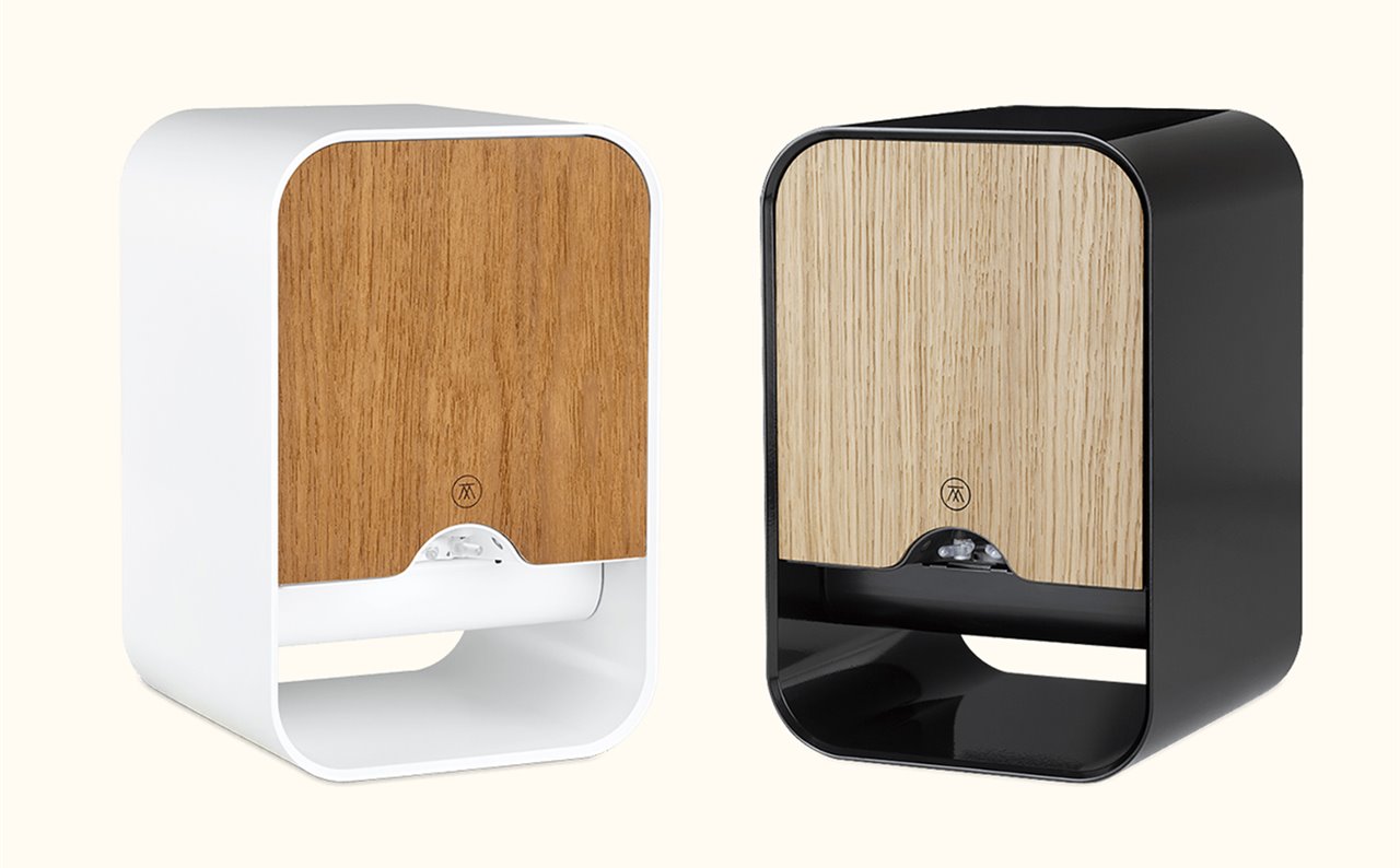 El diseño del Scent Creator combina cuerpo de color blanco mate o negro brillante con frentes de madera de teca, zebrano o roble.