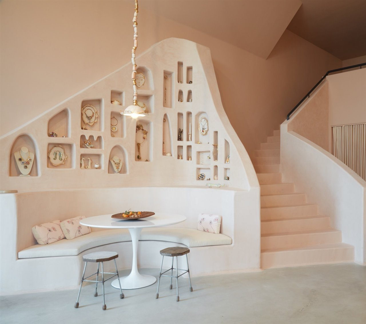 Las piezas se muestran en pequeñas hornacinas que el estudio de arquitectura ha diseñado a propósito, creando de esta forma rincones con encanto tan preciosos como el de la imagen.