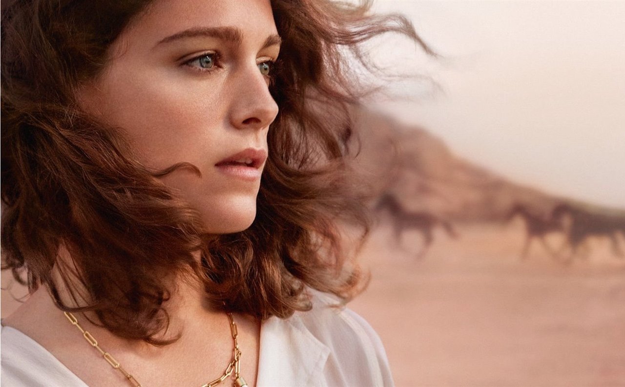 El desierto es el escenario en el que Peter Lindberg sitúa la campaña, protagonizada por la actriz Ariane Labed. 