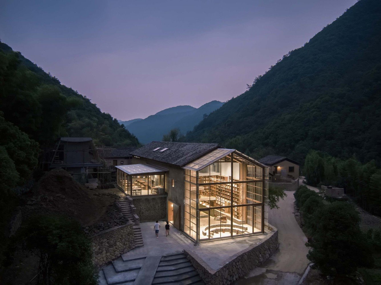Atelier Tao C firma este hotel con libreria y estanteria de bambu en china