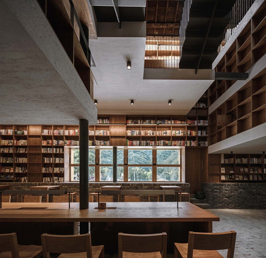 el hotel cuenta con una libreria impresionante de estanterias de bambu que firman Atelier Tao C