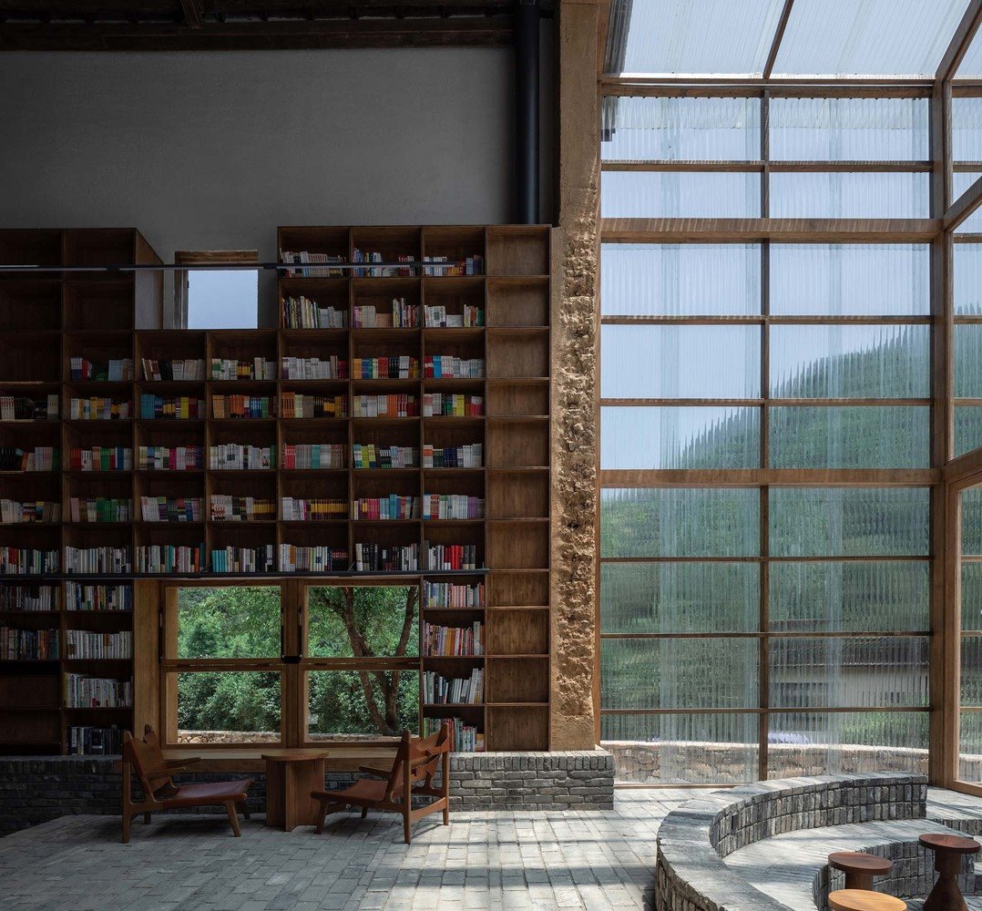 libreria con estanterias de bambu dentro del hotel en china de Atelier Tao C