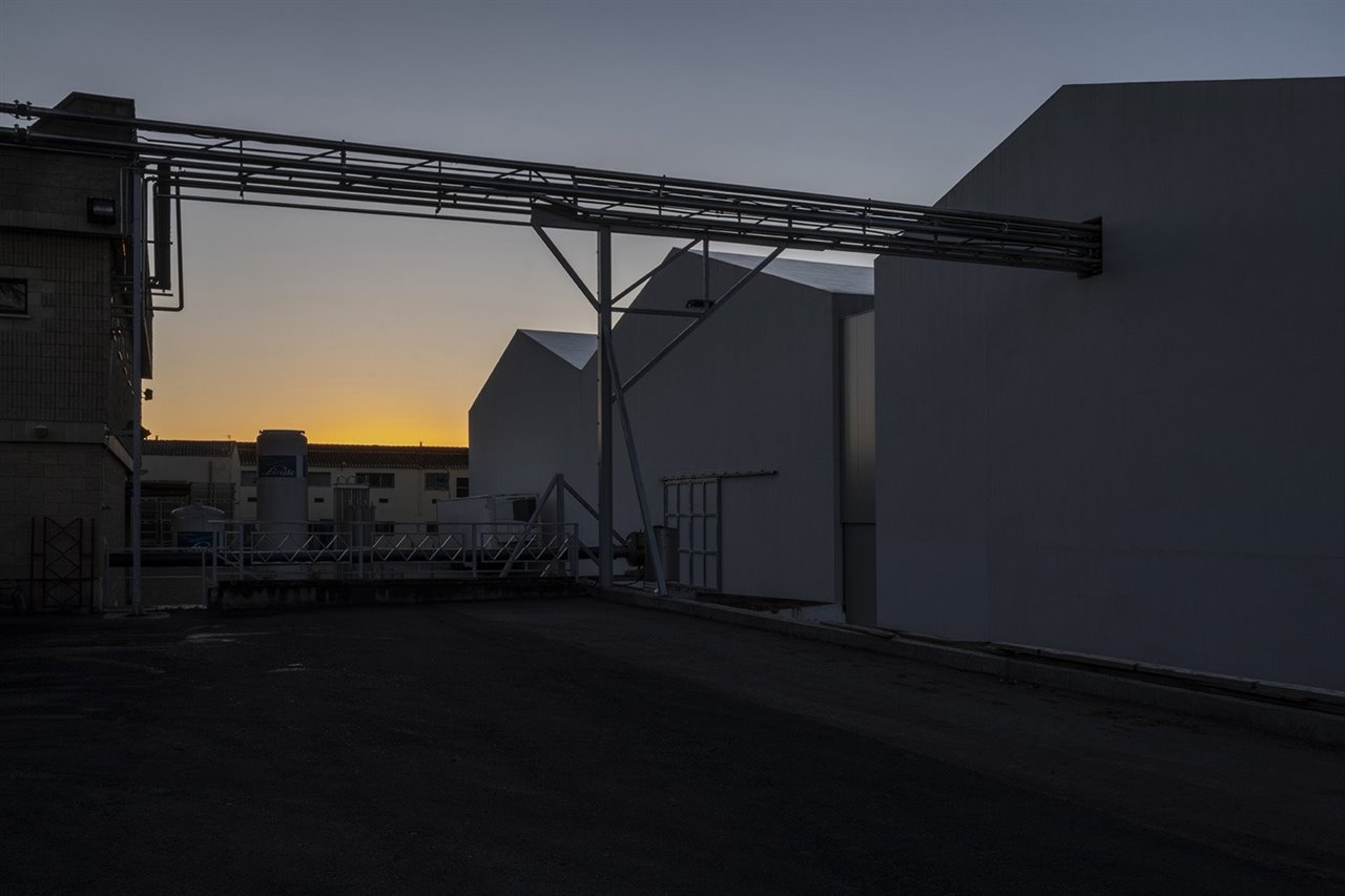 Aunque la geometría responde a la sencillez de las naves industriales, el lenguaje que las materializa es completamente original e innovador.