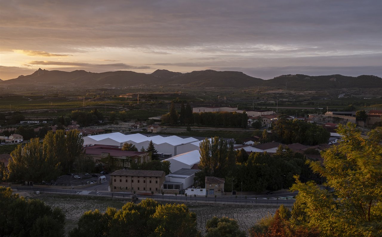 La bodega CVNE se ubica en el Barrio de la estación de Haro, en La Rioja.