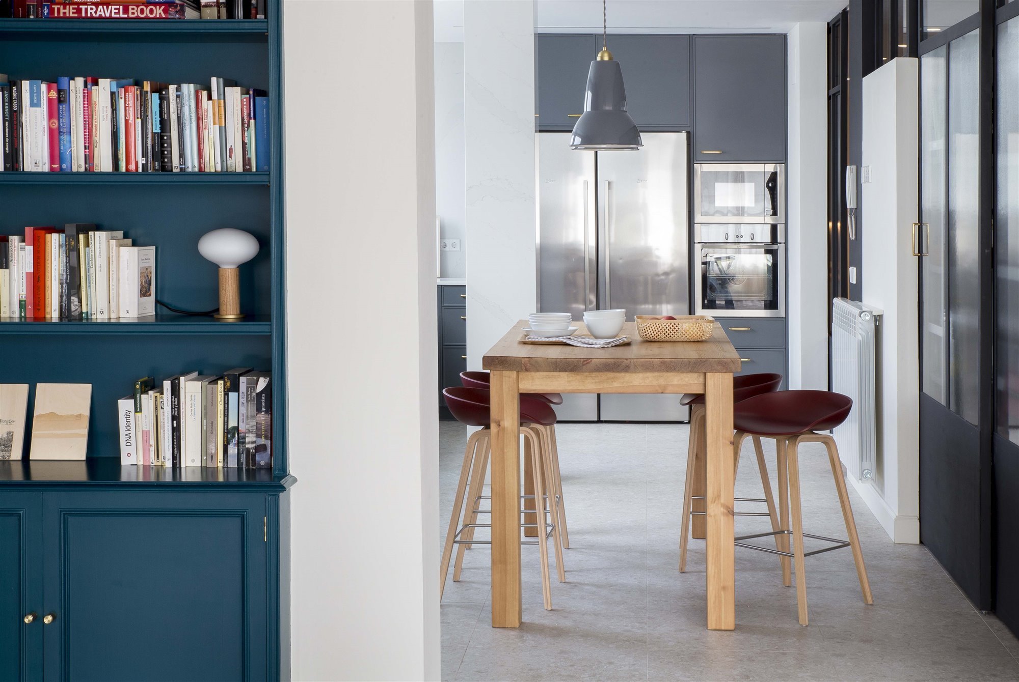 cocina y mueble de salon del piso reformado por la interiorista Barbara Aurell