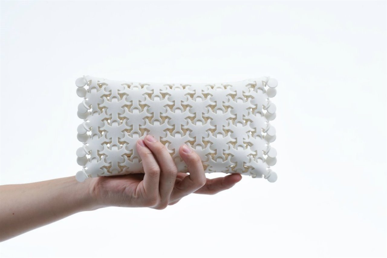 El diseñador industrial Kenji Abe presenta un material cien por cien reciclable llamado CY-BO.