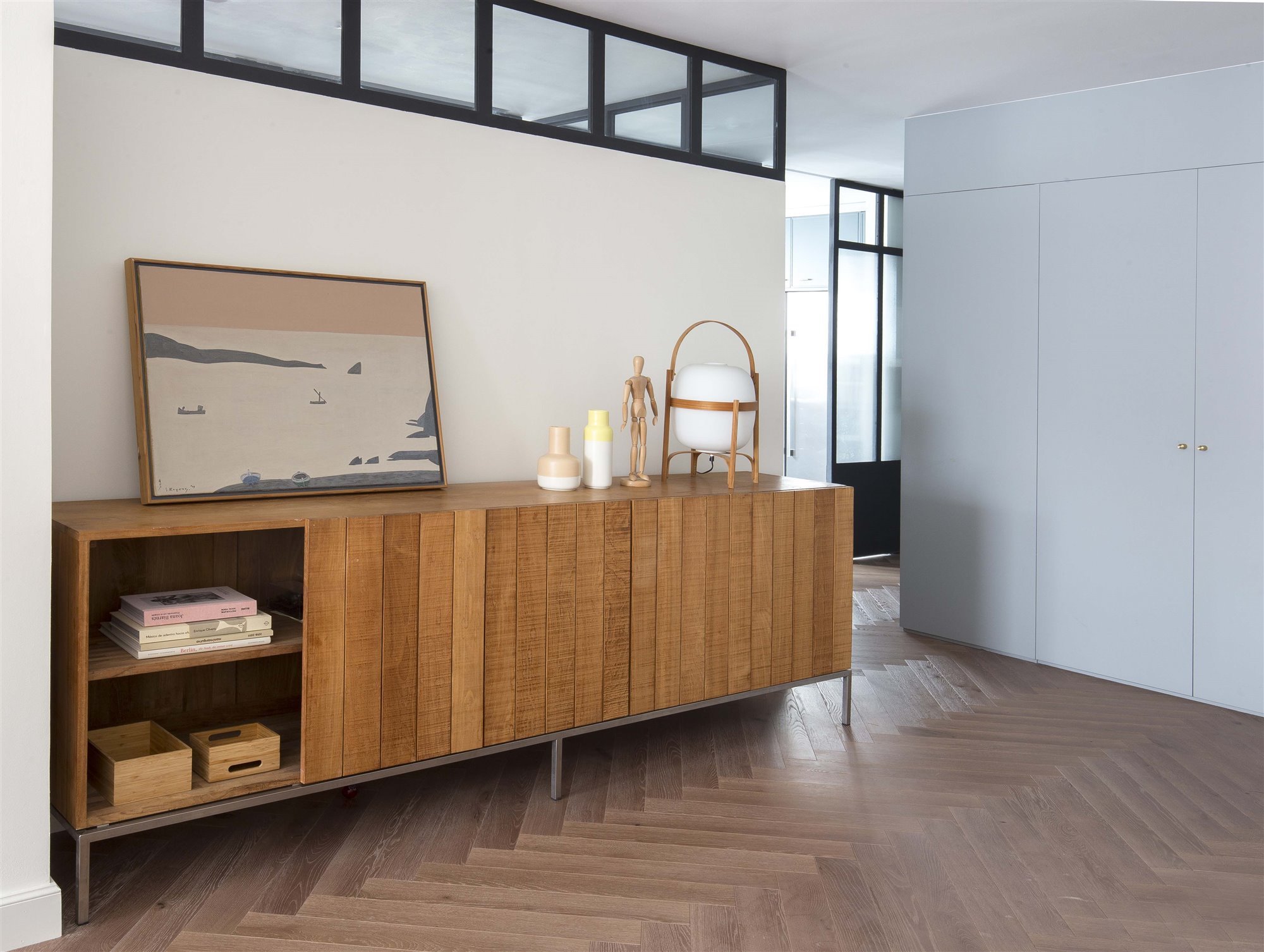 mueble de madera en salon de piso reformado por la interiorista Barbara Aurell