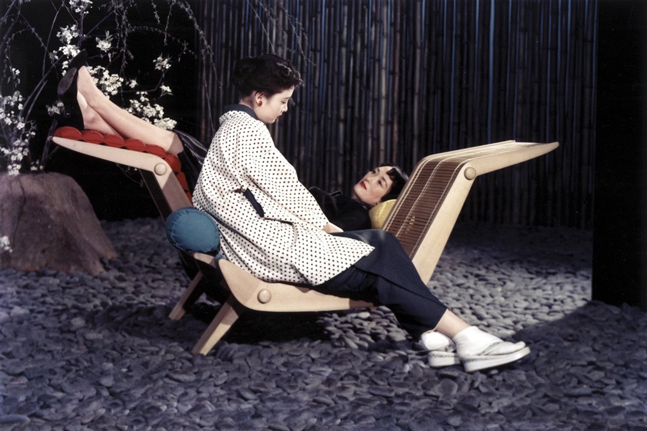 Prototipo de doble chaise-longue que Perriand creó en 1952 y que formó parte de la instalación "La Proposition d'une Synthèse des Arts" en la exposición de Tokio en 1955.