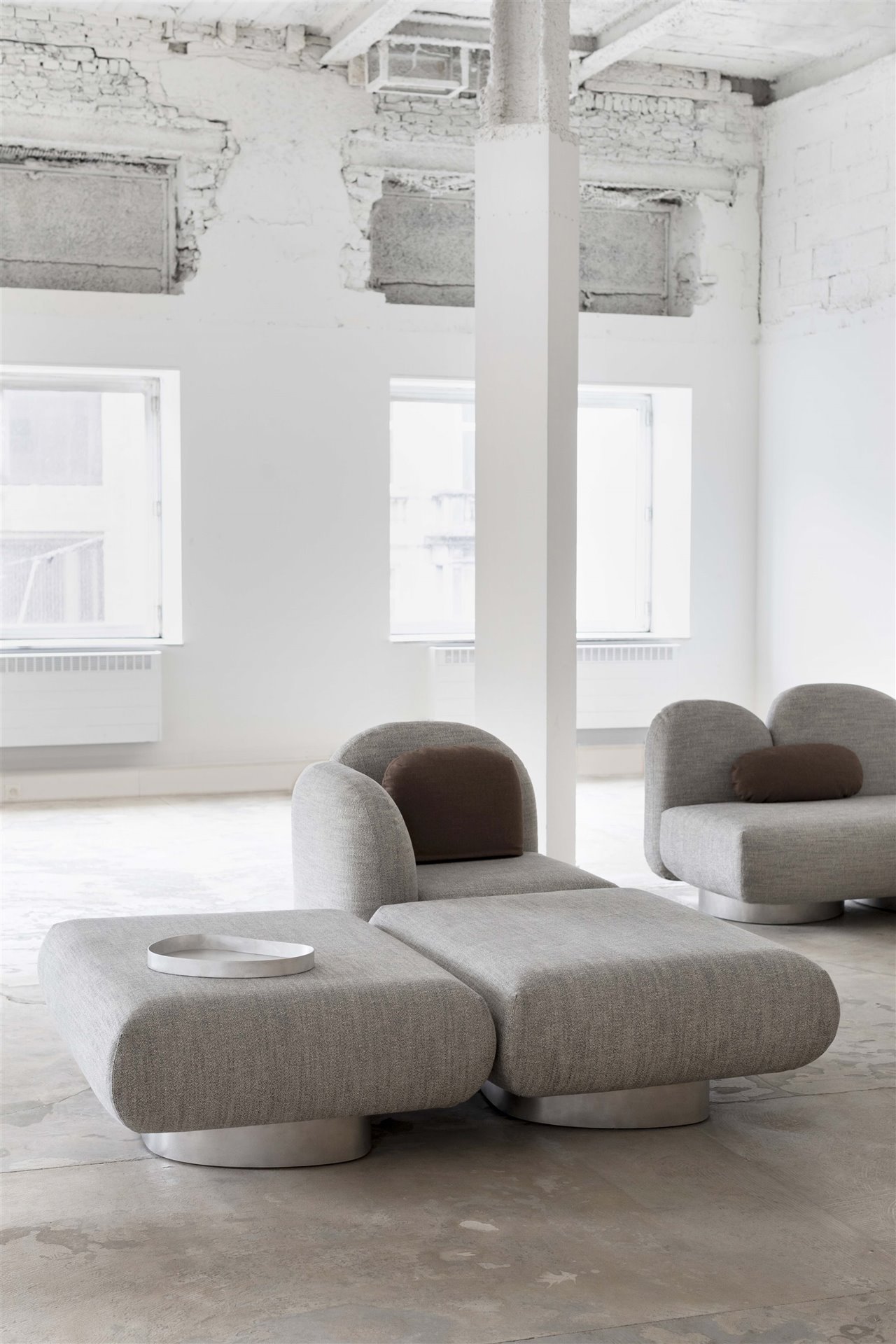 El sofá dispone de diferentes elementos como pufs, mesas auxiliares, partes esquineras y respaldos, con los que crear tu propio Assemble.