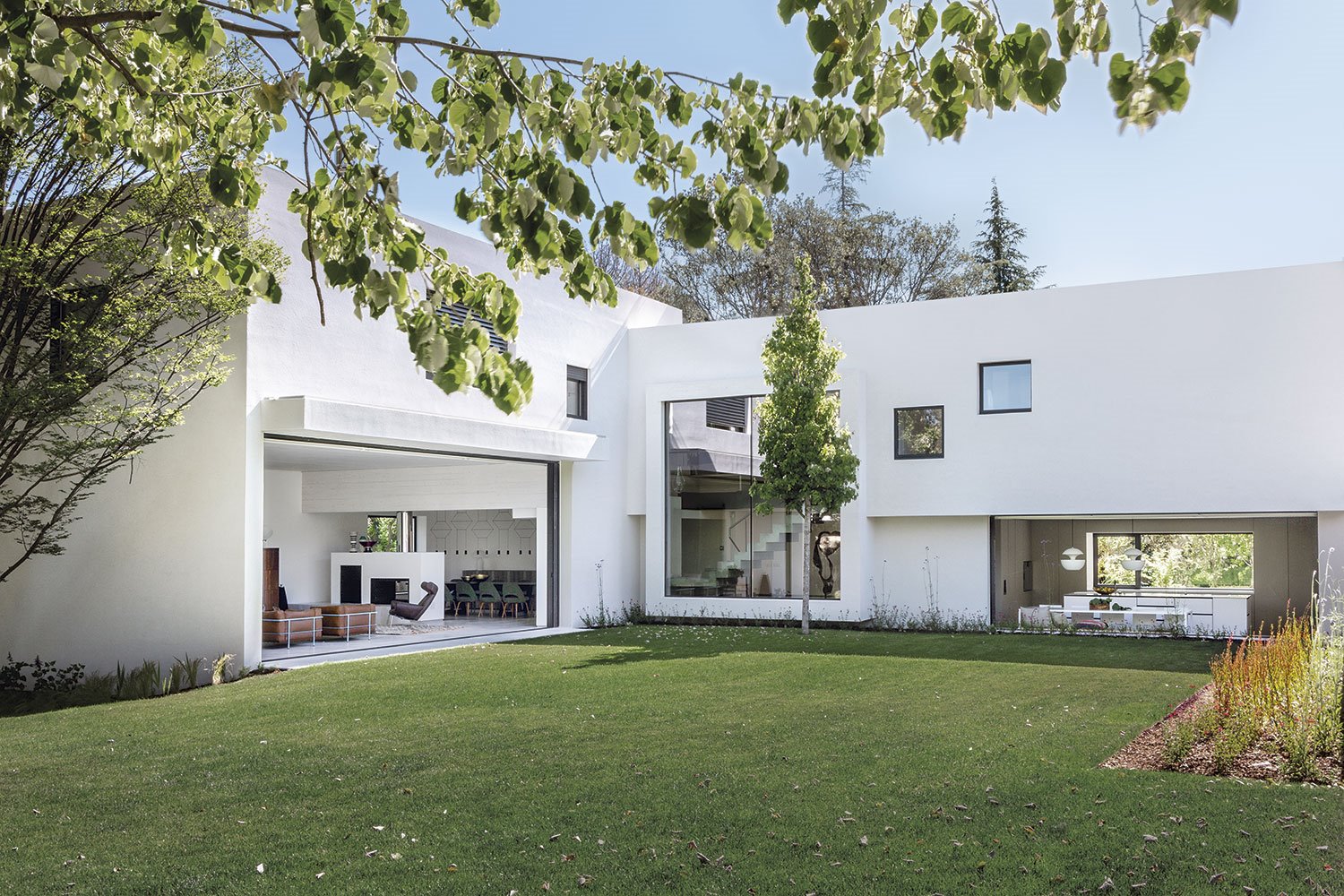 casa-abaton-edificio-blanco-jardin