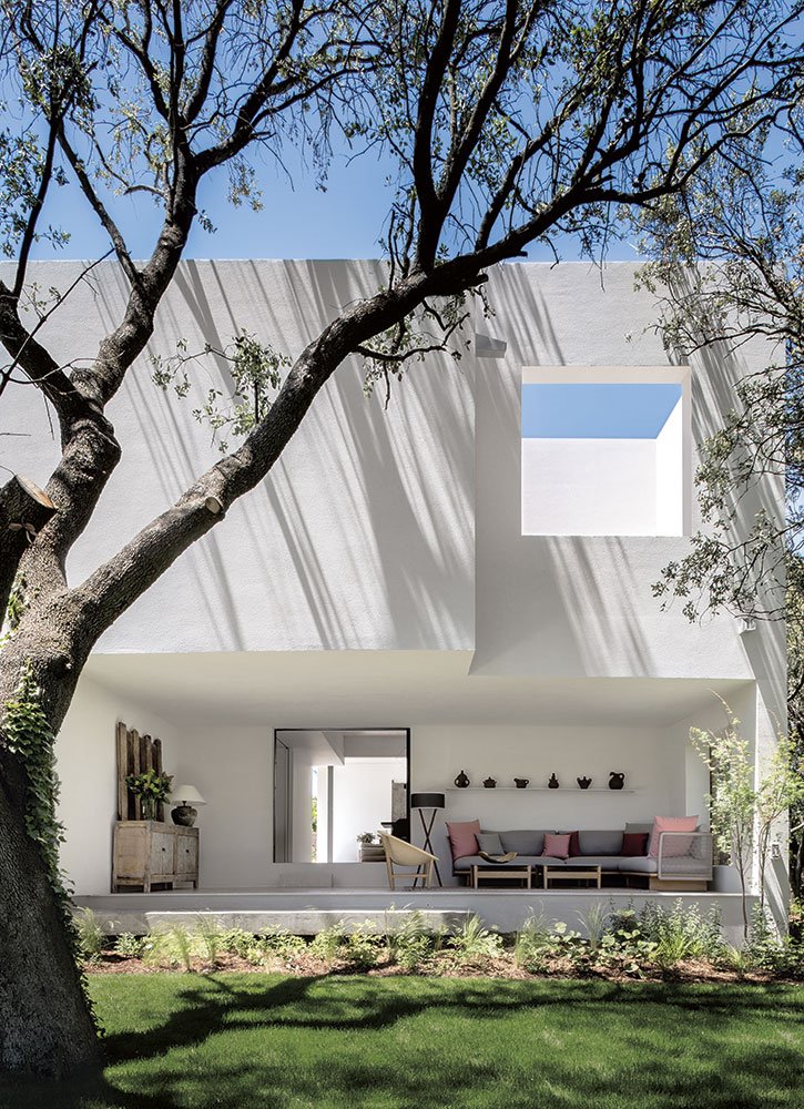 casa-abaton-fachada-edificio-blanco