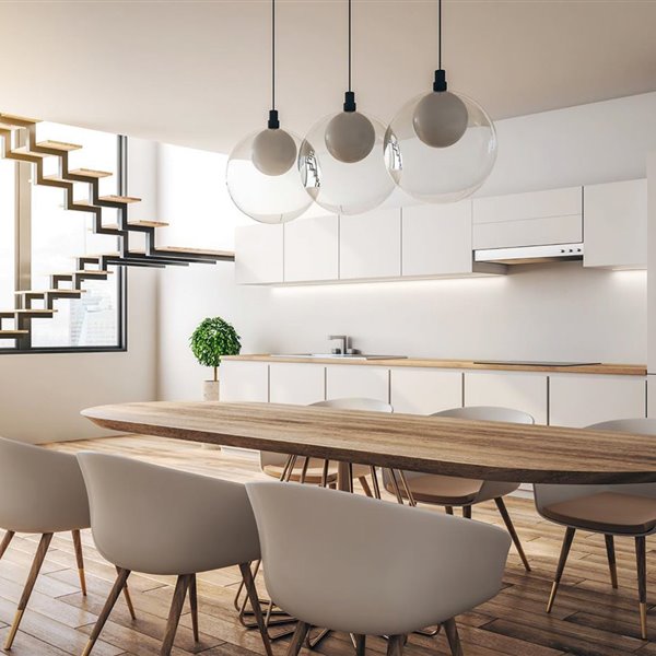 Comedor con sillas blancas y mesa de madera
