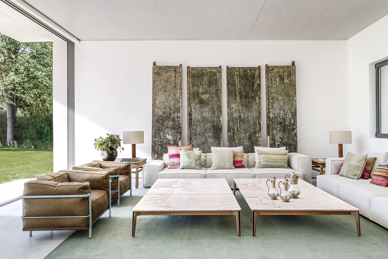 casa-Abaton-comedor. Los espacios son pequeños oasis que buscan su propia relación con el exterior.