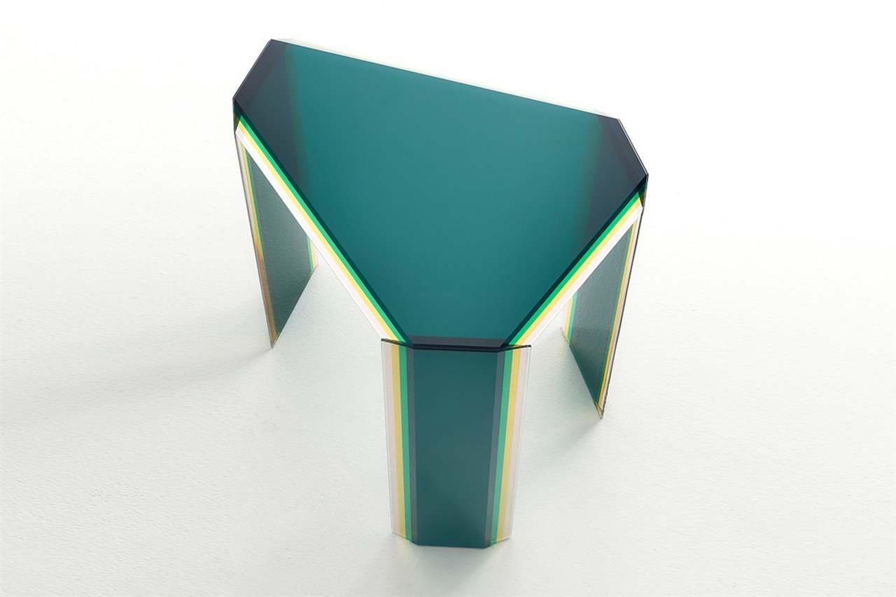 La mesa Bisel, para Glas Italia, recientemente demostró la pasión de Urquiola por el color. 