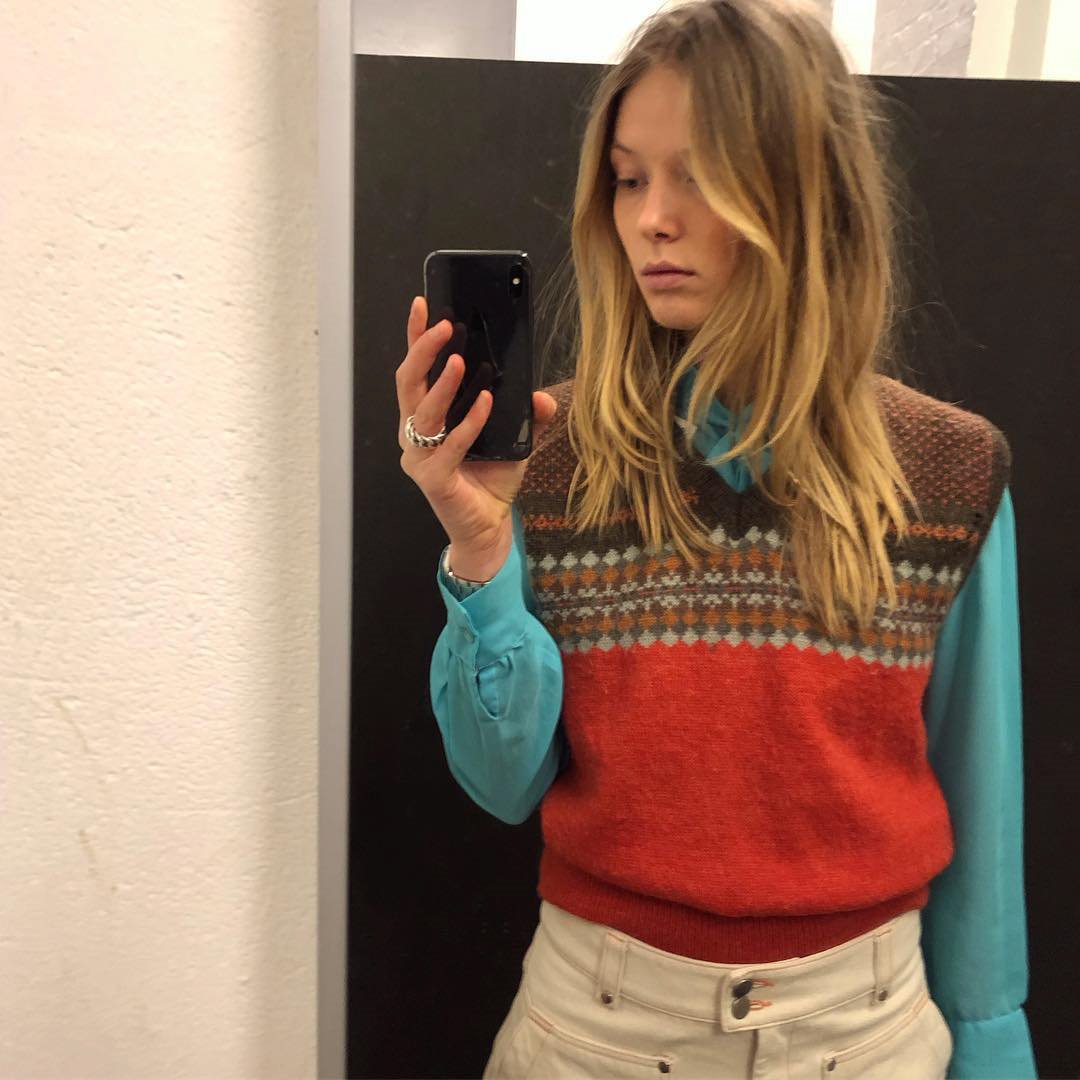 Las blusas con lazo también son un básico para ella