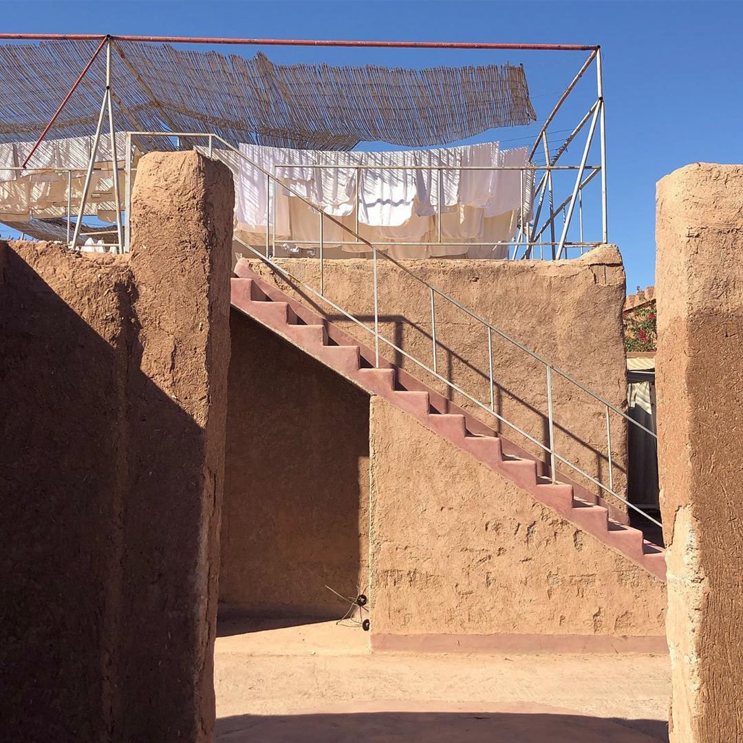 Ropa blanca tendida en Marrakesh