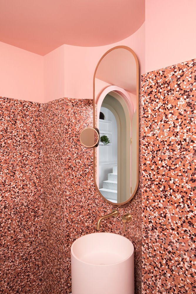baño restaurante cafe the budapest en color rosa y terrazo