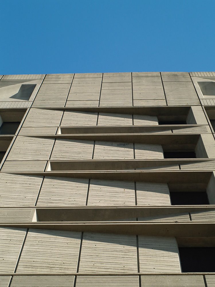 De aspecto tectónico, el edificio encarna el lenguaje característico de Breuer: separación de las funcionalidades a través de elementos perfectamente diferenciados y articulados.
