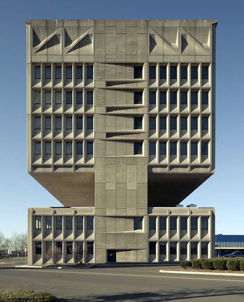 El edificio se caracteriza por dos bloques separados por volúmenes y pilares que acogen las instalaciones y servicios.