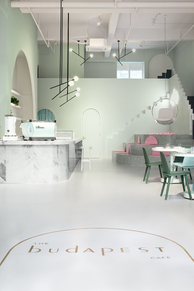 entrada the cafe budapest con mostrador de bar y sillas y mesas