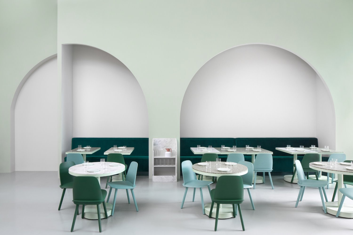 interior con arcos mesas y sillas del restaurante cafe the budapest en china 