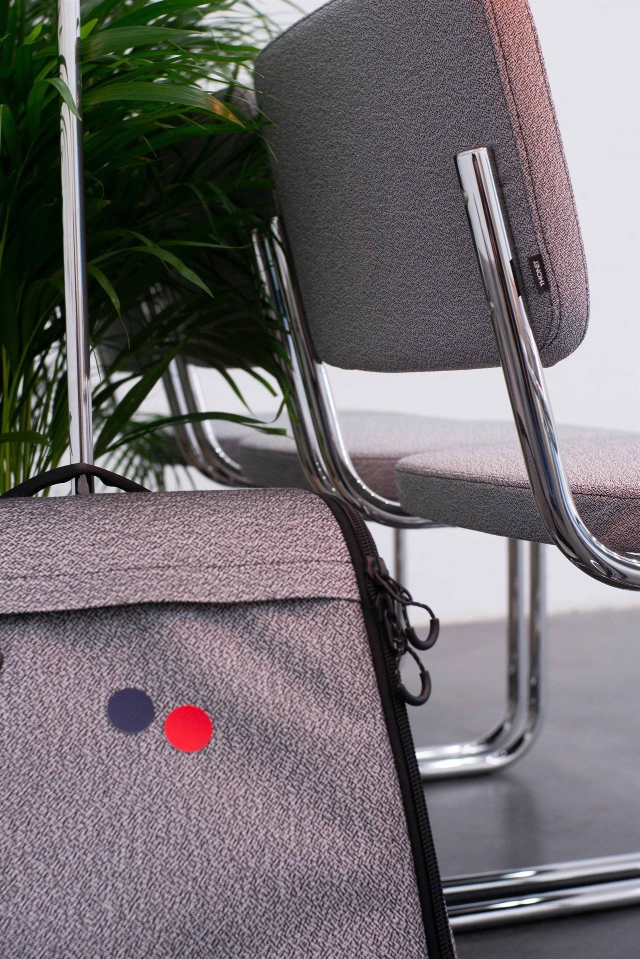 La versión de la silla Freischwinger desarrollada por pinqponq emplea plástico 100% reciclado de botellas para el asiento y el respaldo, que cuentan con el diseño de tapicería característico de este fabricante alemán, el dibujo «Vivid Monochrome» inspirado por las «bacterias» de Ettore Sottsass.