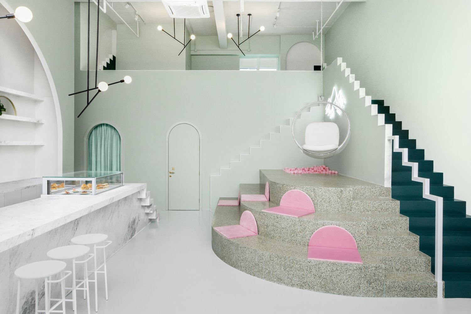 the budapest cafe en tonos neutros y pastel