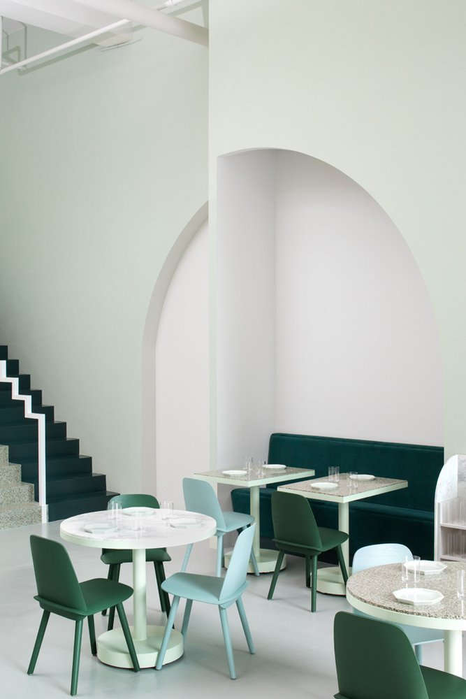 zona de mesas y sillas del restaurante the budapest cafe en china